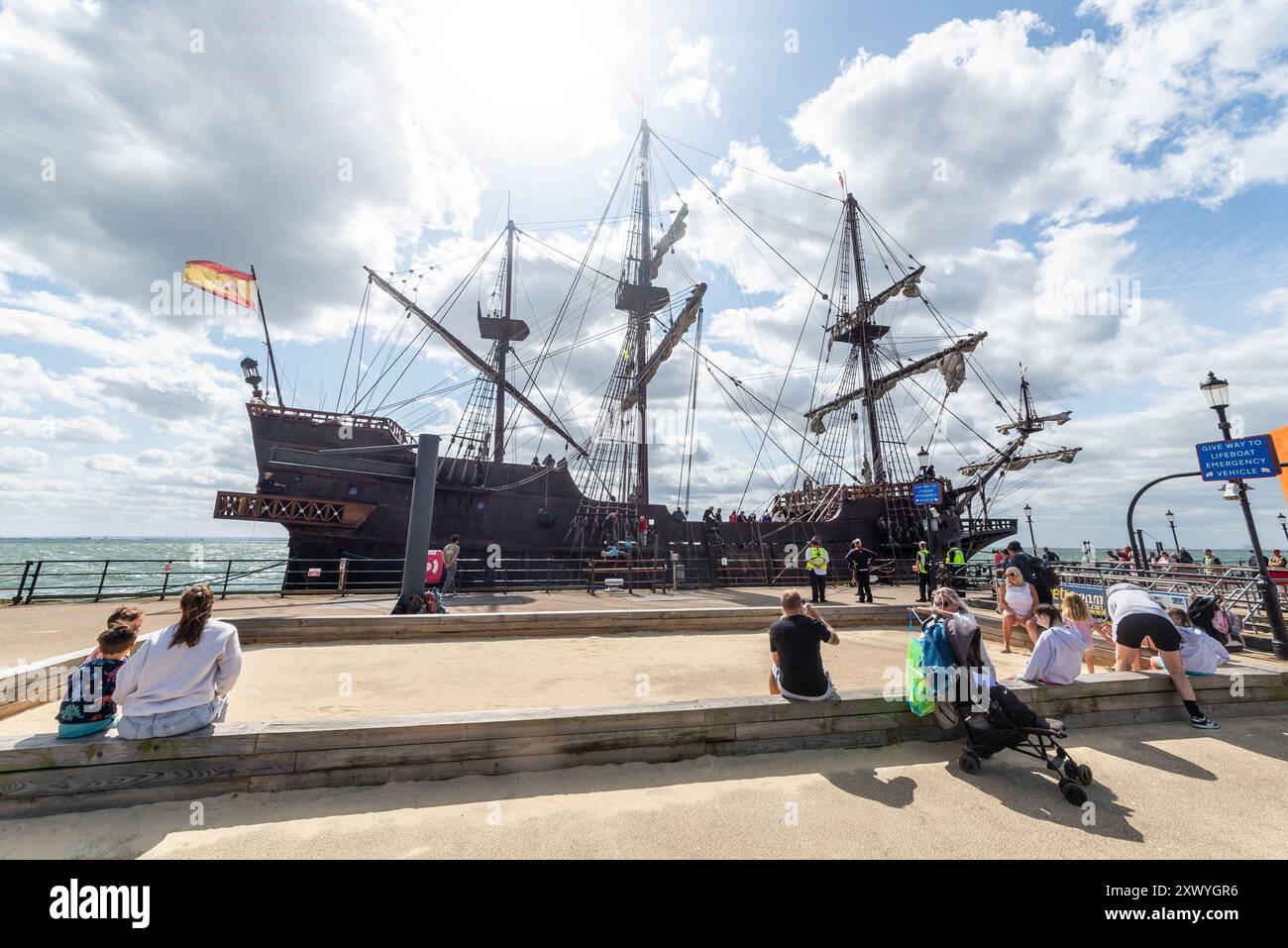 Southend Pier, Southend on Sea, Essex, Regno Unito. 21 agosto 2024. La replica della nave spagnola del XVII secolo «El Galeon», chiamata Galeón Andalucía, ha salpato lungo l'estuario del Tamigi dal Mare del Nord per legarsi al molo di Southend e sarà aperta ai visitatori dal 22 al 27 agosto. La nave partì da Bremerhaven in Germania il 18 agosto per il suo viaggio attraverso il Mare del Nord fino a Southend. El Galeon è stato costruito tra il 2009 e il 2010 dalla Nao Victoria Foundation e ha navigato in tutto il mondo e visitato molti porti. Ormeggiato accanto al molo Foto Stock