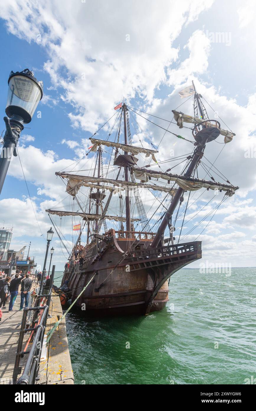 Southend Pier, Southend on Sea, Essex, Regno Unito. 21 agosto 2024. La replica della nave spagnola del XVII secolo «El Galeon», chiamata Galeón Andalucía, ha salpato lungo l'estuario del Tamigi dal Mare del Nord per legarsi al molo di Southend e sarà aperta ai visitatori dal 22 al 27 agosto. La nave partì da Bremerhaven in Germania il 18 agosto per il suo viaggio attraverso il Mare del Nord fino a Southend. El Galeon è stato costruito tra il 2009 e il 2010 dalla Nao Victoria Foundation e ha navigato in tutto il mondo e visitato molti porti. Ormeggiato accanto al molo Foto Stock