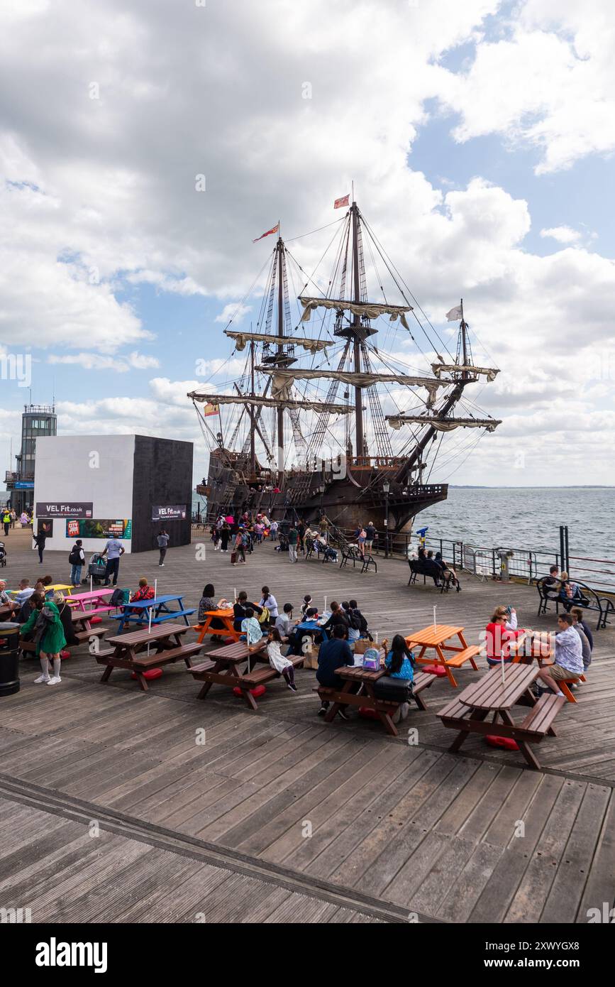 Southend Pier, Southend on Sea, Essex, Regno Unito. 21 agosto 2024. La replica della nave spagnola del XVII secolo «El Galeon», chiamata Galeón Andalucía, ha salpato lungo l'estuario del Tamigi dal Mare del Nord per legarsi al molo di Southend e sarà aperta ai visitatori dal 22 al 27 agosto. La nave partì da Bremerhaven in Germania il 18 agosto per il suo viaggio attraverso il Mare del Nord fino a Southend. El Galeon è stato costruito tra il 2009 e il 2010 dalla Nao Victoria Foundation e ha navigato in tutto il mondo e visitato molti porti. Ormeggiato accanto al molo Foto Stock