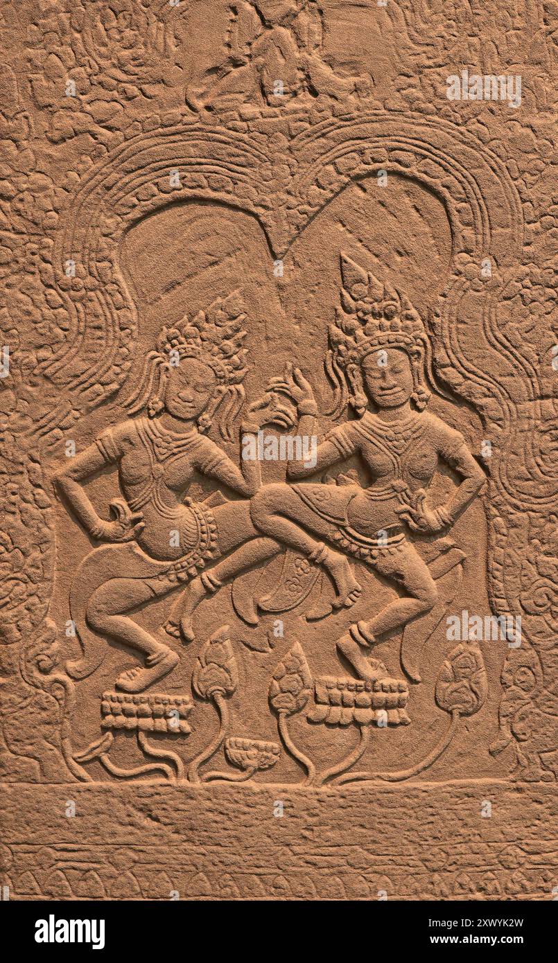 Frammento pilastro con Apsaras danzanti Cambogia, periodo Ankor, stile Kmer di Babilonia, fine XII-XIII secolo, pietra Foto Stock