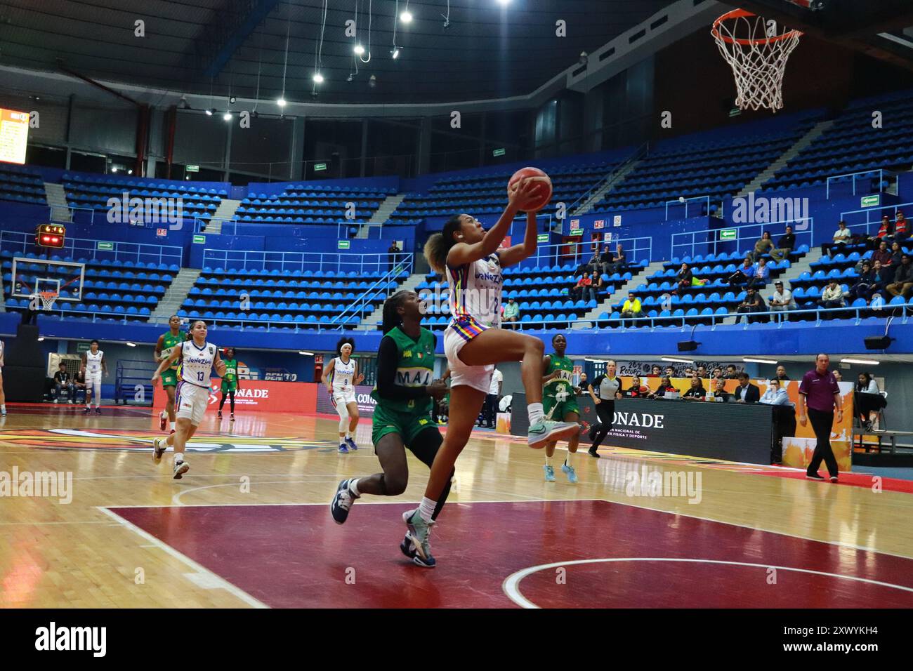 Città del Messico, Ciudad de Mexico, Messico. 20 agosto 2024. Aguehil Fajardo #22 del Team Venezuela corre al basket durante la partita contro il Team Mali nell'ambito del Torneo di pre-qualificazione della Coppa del mondo di pallacanestro femminile del Messico 2024. Al Juan de la Barrera Olympic Gymnasium. Il Mali sconfigge il Venezuela 88-66. Il 20 agosto 2024 a città del Messico, Messico. (Credit Image: © Carlos Santiago/eyepix via ZUMA Press Wire) SOLO PER USO EDITORIALE! Non per USO commerciale! Foto Stock