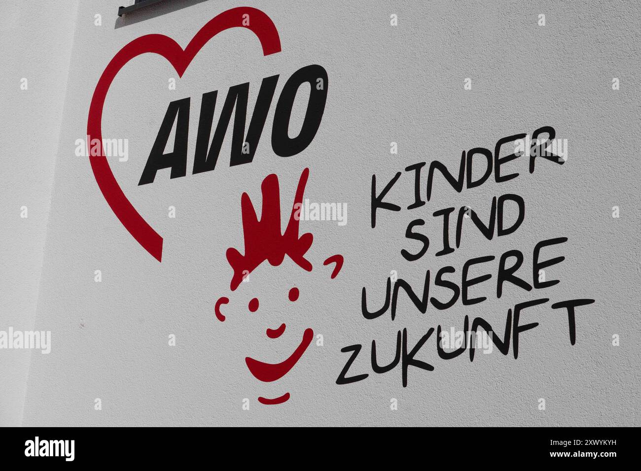 Logo der AWO Kita, Kinder sind unsere Zukunft, allgemein, feature, Randmotiv, Symbolfoto Saskia ESKEN, SPD-Bundesvorsitzende Sarah PHILIPP, SPD Landesvorsitzende NRW, Serdar YUEKSEL, SPD, MDL, besuchen eine Kita der AWO in Bochum, 21.08.2024. *** Logo del centro diurno AWO, i bambini sono il nostro futuro, generale, caratteristica, motivo di confine, foto simbolo Saskia ESKEN, presidente federale SPD Sarah PHILIPP, presidente di stato SPD NRW, Serdar YUEKSEL, SPD, membro del Parlamento, visita un centro di assistenza diurna AWO a Bochum, 21 08 2024 Foto Stock