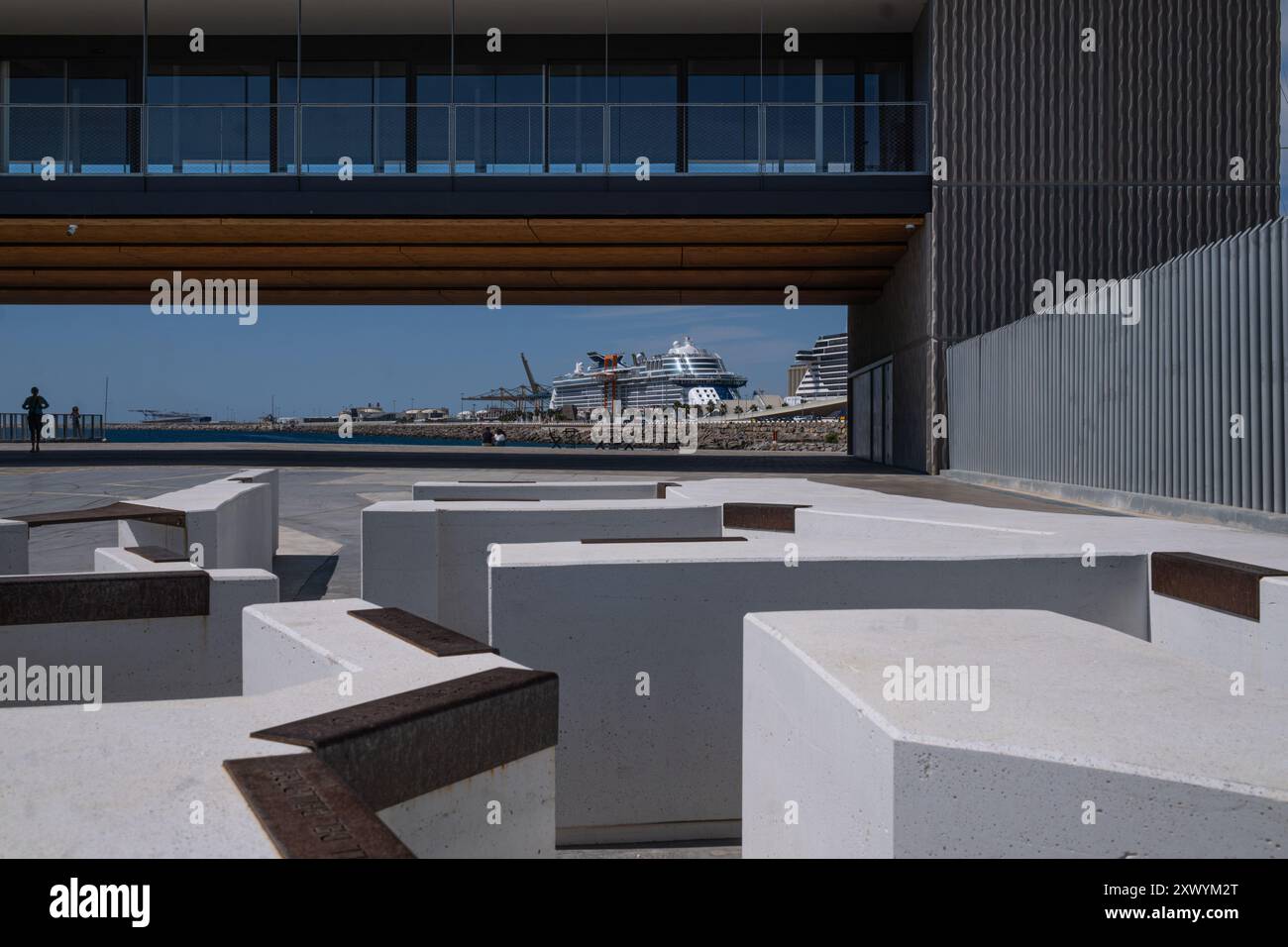 Panoramica dell'area portuale di Barcellona fotografata dalla Rambla del Rompeolas (Viale Breakwater), edificio Mirador in primo piano. Foto Stock