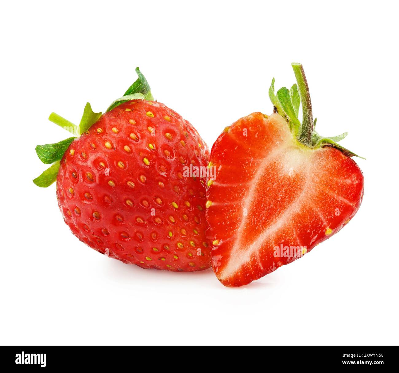 Bellissima fragola isolata su sfondo bianco Foto Stock