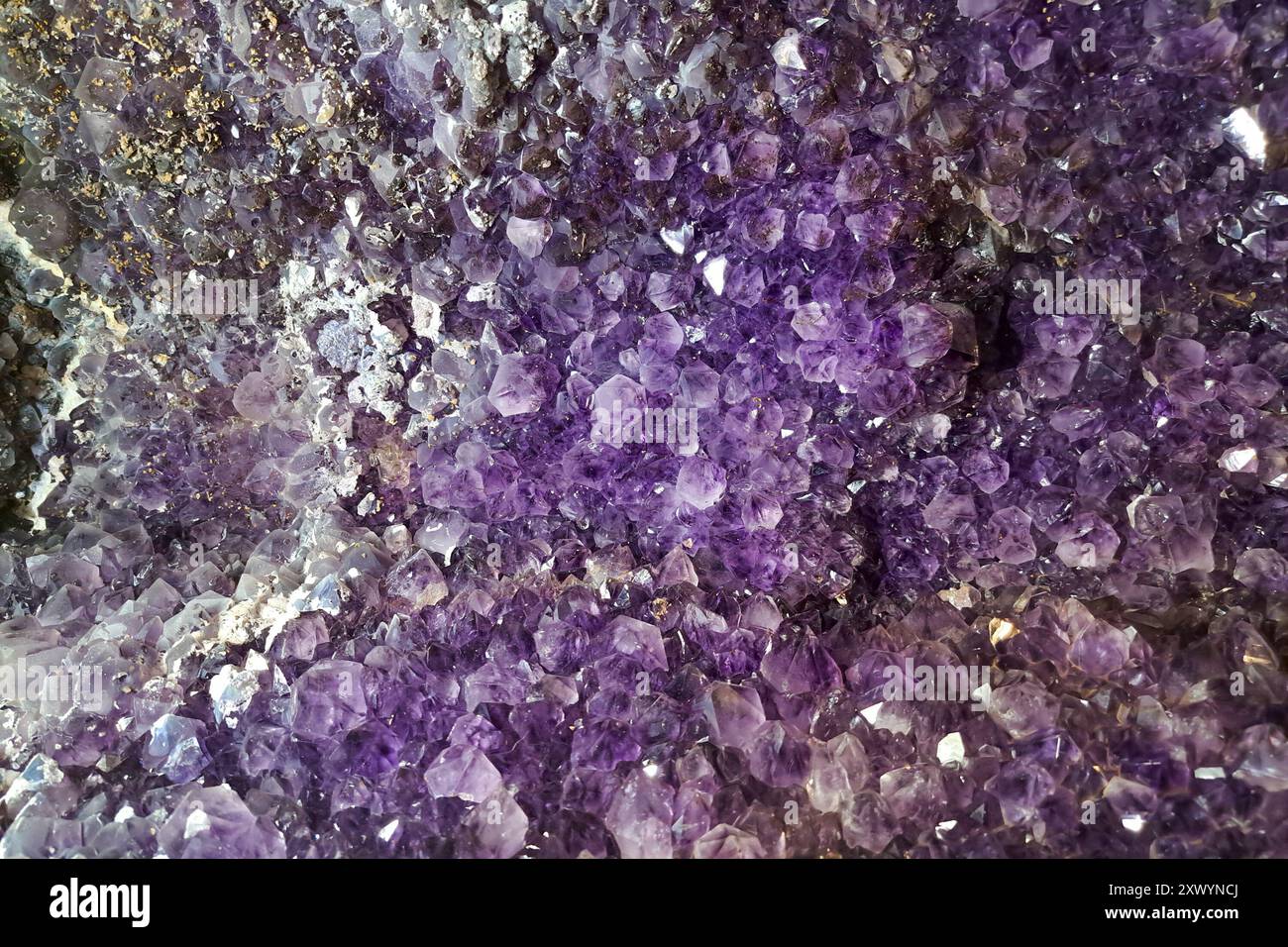 Ametista viola, primo piano. Sfondi e texture. varietà di quarzo. pietra semipreziosa. Foto Stock