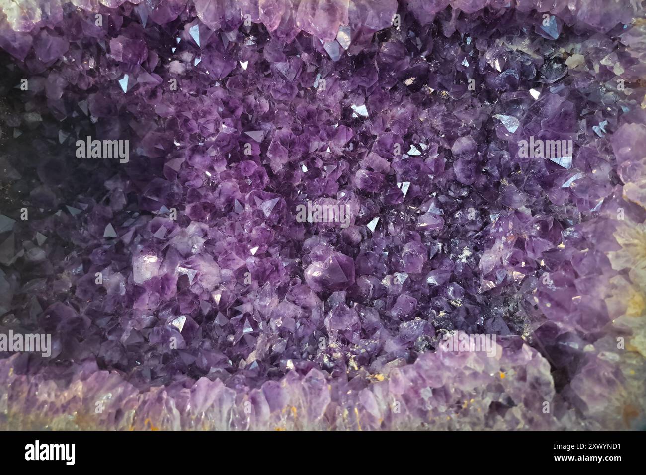 Ametista viola, primo piano. Sfondi e texture. varietà di quarzo. pietra semipreziosa. Foto Stock