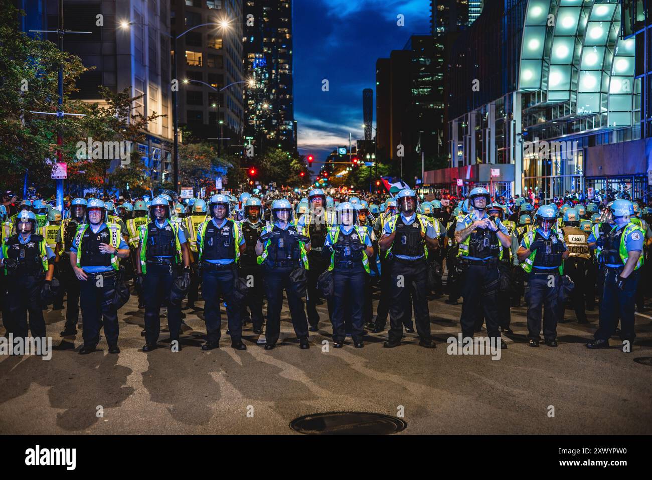 Martedì sera nel centro di Chicago, presso il luogo della Convention Nazionale Democratica, una caotica protesta dei sostenitori della Palestina si è verificata nelle strade fuori dal Consolato di Israele. Un gruppo di sostenitori di Pro Israel fu autorizzato dalla polizia di Chicago a occupare la strada, separati da diverse linee di polizia. Mentre la polizia di Chicago tentava di esborsare, i manifestanti di Pro Palestine divennero violenti con la spinta e lo sparo. Un inseguimento gatto-topo si sviluppò fino a quando la polizia non fu in grado di confinare i manifestanti e fare arresti. Crediti: David Jank/JankPhoto Foto Stock