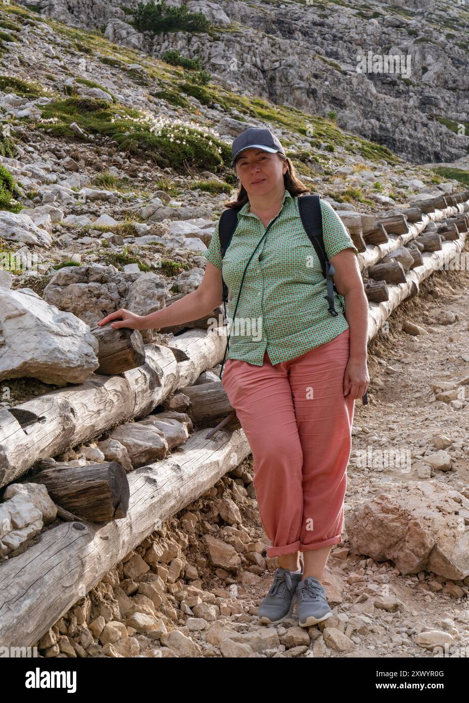 Donna di mezza età in vacanza, escursionismo in montagna, gioia di trascorrere del tempo in uno stile di vita attivo. Turismo, viaggi. Alpi dolomitiche, alto Adige, IT Foto Stock