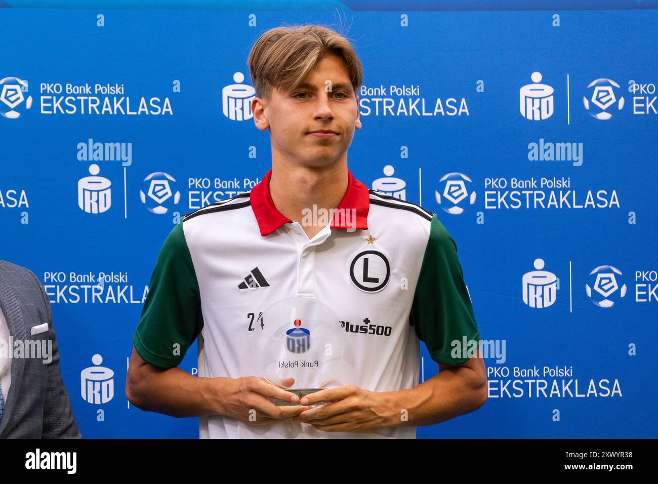 Varsavia, Polonia. 18 agosto 2024. Jan Ziolkowski del Legia detiene il premio per il miglior giocatore giovanile, durante la partita polacca di PKO Bank Polski Ekstraklasa League tra Legia Warszawa e Radomiak Radom al Marshal Jozef Pilsudski Legia Warsaw Municipal Stadium. Punteggio finale; Legia Warszawa 4:1 Radomiak Radom. (Foto di Mikolaj Barbanell/SOPA Images/Sipa USA) credito: SIPA USA/Alamy Live News Foto Stock