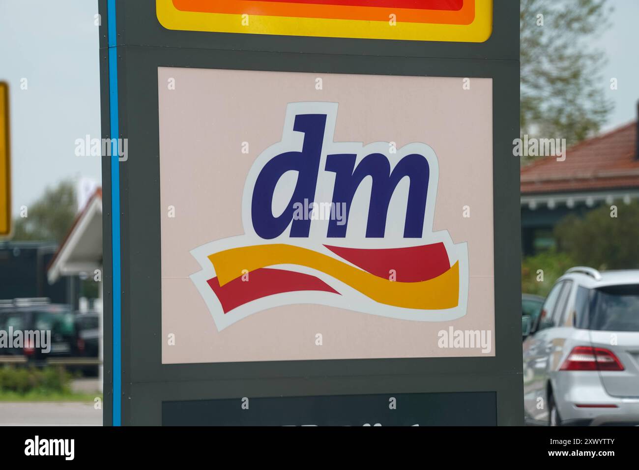 dm-Logo, Drogeriemarkt, Einzelhandel, Konsum, DM, Markenidentität, Filialnetz, Unternehmenslogo, Drogerie, Einzelhandelskette, Konsumgüter. Inflation und Konsumverhalten, Nachhaltigkeit im Einzelhandel, Preissteigerungen bei Drogerieartikeln, Filialschließungen, Expansion im Einzelhandel, Onlinehandel vs. stationärer Handel, Verbraucherverhalten, Nachhaltigkeitsstrategien, Wettbewerb im Einzelhandel, Auswirkungen der Energiekrise auf den Einzelhandel, Supply-Chain-Probleme. *** Dm logo, farmacia, vendita al dettaglio, consumo, DM, identità del marchio, rete di negozi, logo aziendale, farmacia, catena di vendita al dettaglio, co Foto Stock