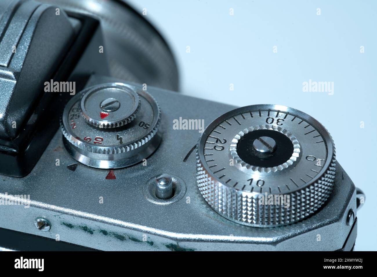 Primo piano dei quadranti del tempo di esposizione su una fotocamera analogica Foto Stock Primo piano dei quadranti del tempo di esposizione su una fotocamera analogica Foto Stock