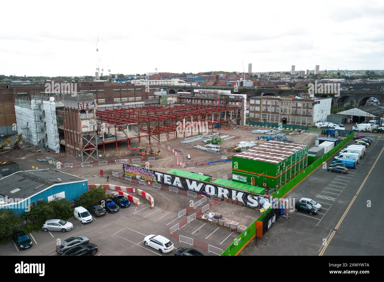 Canal Street, Digbeth, Birmingham, 21 agosto 2024 - costruzione in corso dei nuovi studi della BBC a Digbeth, Birmingham. Al termine, Midlands e altre produzioni della BBC si sposteranno dalla Mailbox e da altre aree nel quartiere creativo della città nel sito Digbeth. L'edificio in fase di conversione è la vecchia fabbrica di tè Typhoo che è stata in funzione dal 1929 fino alla sua chiusura nel 1978, da quando la fabbrica è stata abbandonata e inutilizzata. Una volta completato, il nuovo sito sarà accanto all'HS2, consentendo al personale di spostarsi facilmente da e per Londra. L'edificio ha anche recitato nel film di Steven Spielberg, Ready Player One Foto Stock