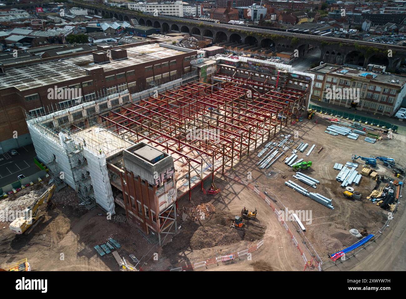 Canal Street, Digbeth, Birmingham, 21 agosto 2024 - costruzione in corso dei nuovi studi della BBC a Digbeth, Birmingham. Al termine, Midlands e altre produzioni della BBC si sposteranno dalla Mailbox e da altre aree nel quartiere creativo della città nel sito Digbeth. L'edificio in fase di conversione è la vecchia fabbrica di tè Typhoo che è stata in funzione dal 1929 fino alla sua chiusura nel 1978, da quando la fabbrica è stata abbandonata e inutilizzata. Una volta completato, il nuovo sito sarà accanto all'HS2, consentendo al personale di spostarsi facilmente da e per Londra. L'edificio ha anche recitato nel film di Steven Spielberg, Ready Player One Foto Stock