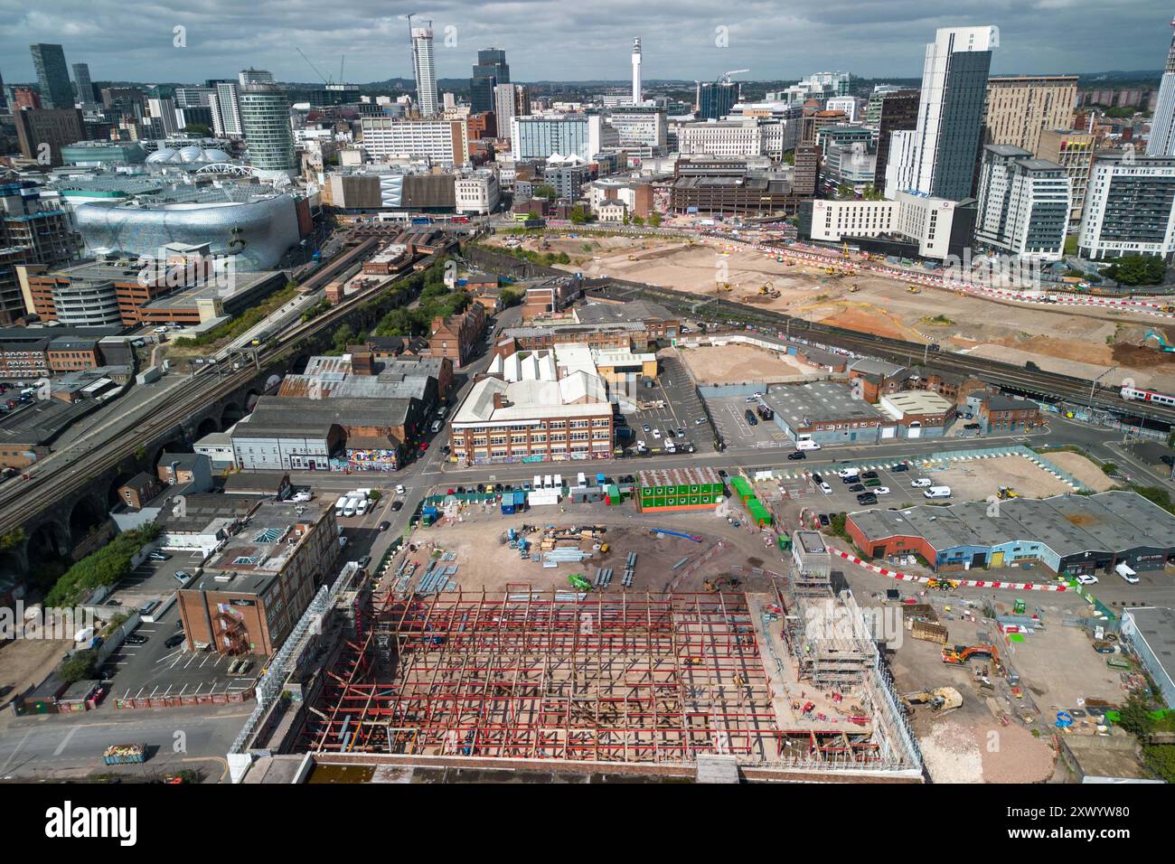 Canal Street, Digbeth, Birmingham, 21 agosto 2024 - costruzione in corso dei nuovi studi della BBC a Digbeth, Birmingham. Al termine, Midlands e altre produzioni della BBC si sposteranno dalla Mailbox e da altre aree nel quartiere creativo della città nel sito Digbeth. L'edificio in fase di conversione è la vecchia fabbrica di tè Typhoo che è stata in funzione dal 1929 fino alla sua chiusura nel 1978, da quando la fabbrica è stata abbandonata e inutilizzata. Una volta completato, il nuovo sito sarà accanto all'HS2, consentendo al personale di spostarsi facilmente da e per Londra. L'edificio ha anche recitato nel film di Steven Spielberg, Ready Player One Foto Stock