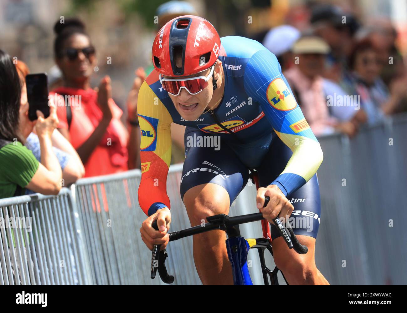 Schweinfurt, Germania. 21 agosto 2024. Ciclismo: Deutschland Tour, Schweinfurt, prologo, 2,9 chilometri, cronometro individuale. Jonathan Milan dall'Italia del Team LIDL-Trek (LDK) in azione sul campo. Crediti: Karl-Josef Hildenbrand/dpa/Alamy Live News Foto Stock