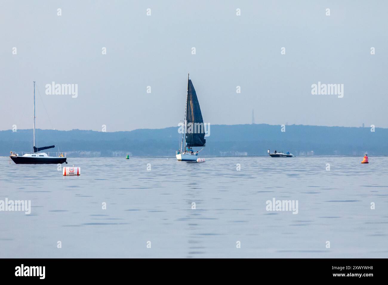 Keyport, New Jersey - 14 agosto 2024: Una barca a vela viaggia a Raritan Bay vicino al Keyport Yacht Club Foto Stock