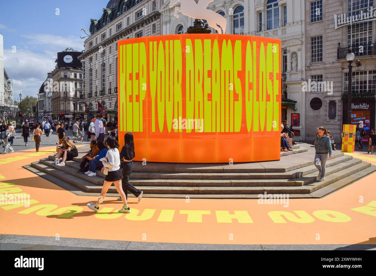 Londra, Regno Unito. 20 agosto 2024. Una nuova installazione intitolata "Good Things come to Those Who Wait" di Yinka Ilori è stata inaugurata intorno alla Shaftesbury Memorial Fountain a Piccadilly Circus. Crediti: Vuk Valcic/Alamy Live News Foto Stock