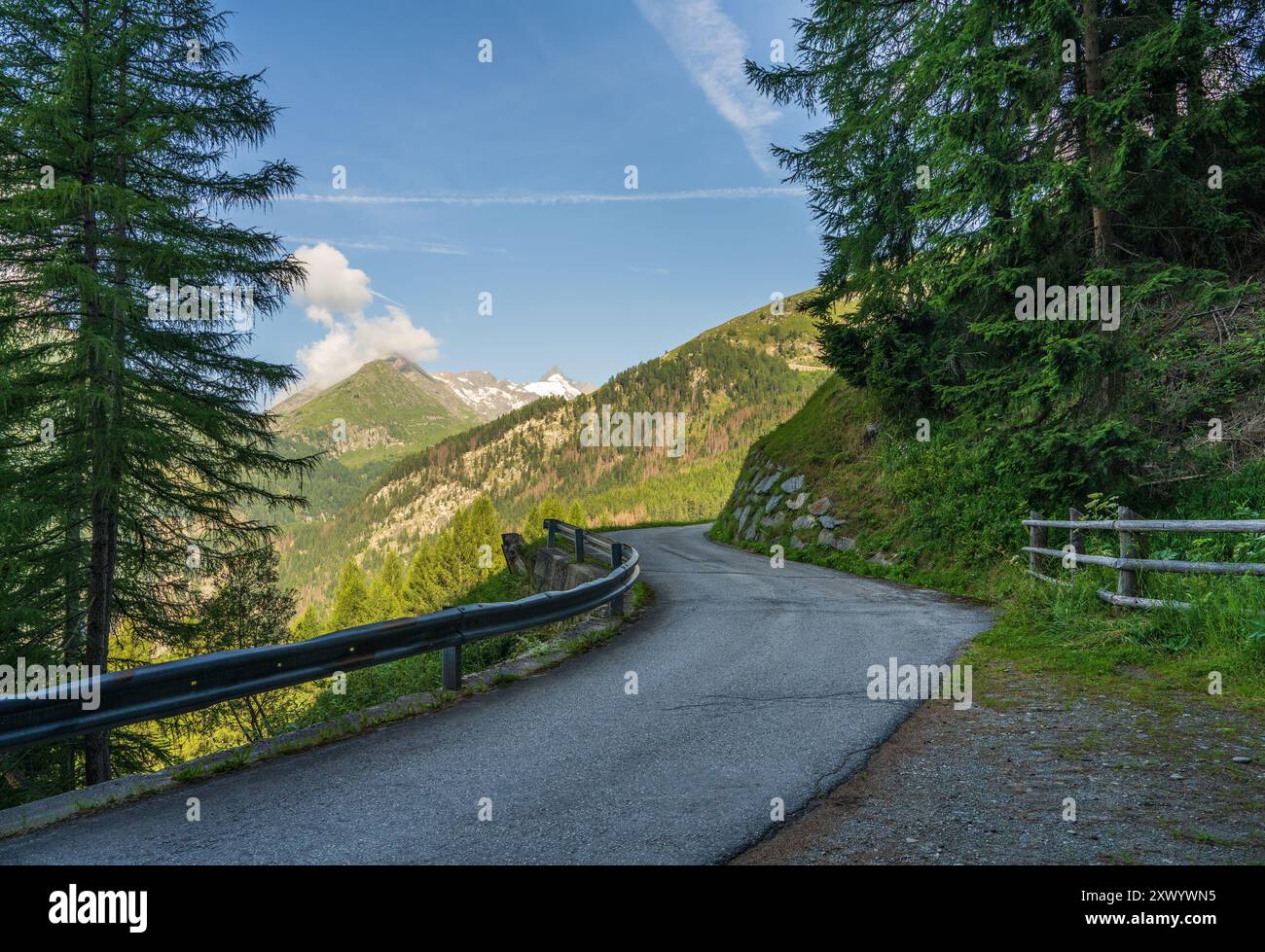 Una strada asfaltata molto stretta attraversa un'area montuosa. Ci sono scogliere su entrambi i lati. Parco nazionale degli alti Tauri, Austria, Grossglockner Foto Stock