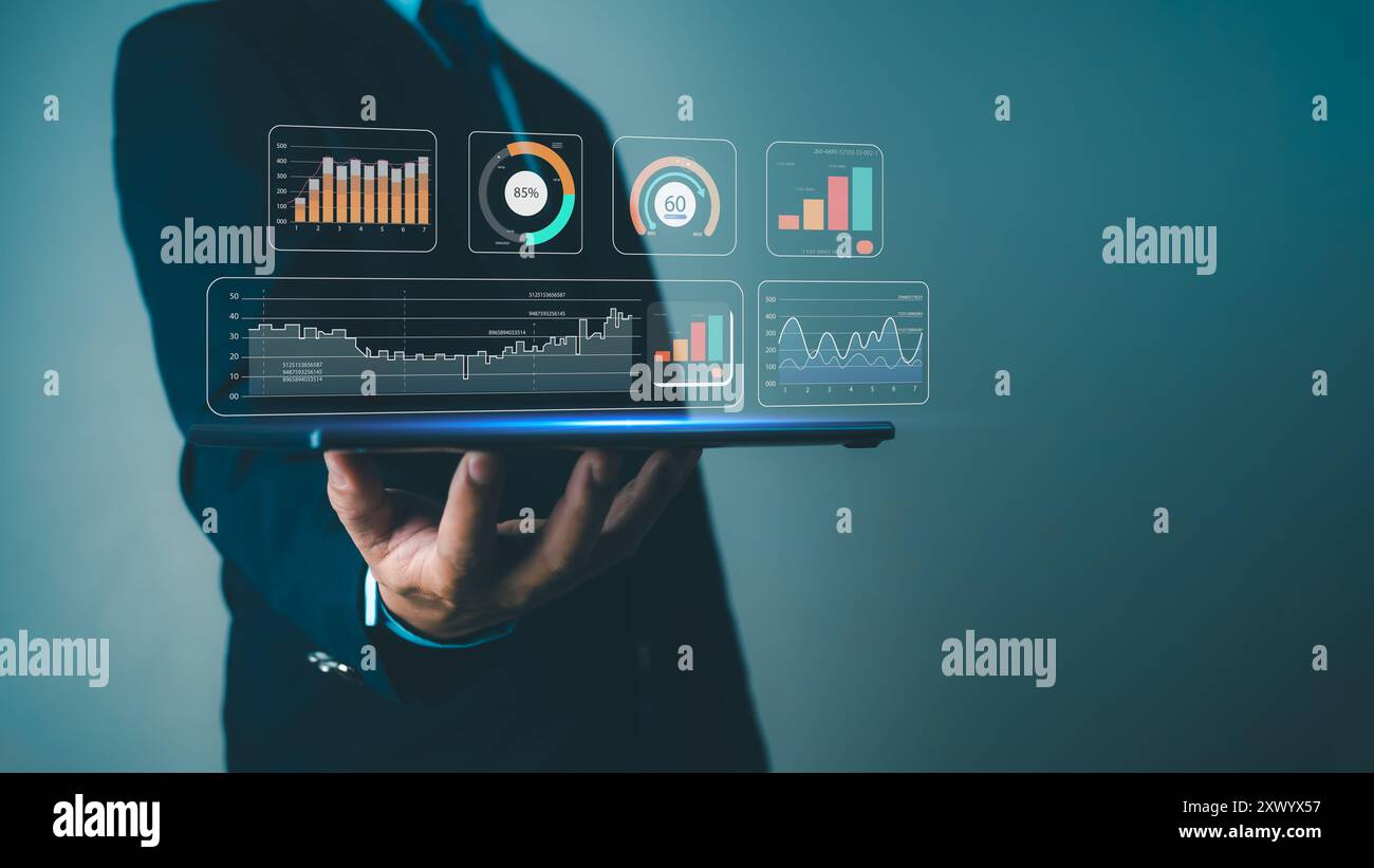L'uomo d'affari mostra un tablet per analizzare e gestire i dati aziendali, analisi aziendale con grafici, metriche e KPI per migliorare le prestazioni organizzative Foto Stock