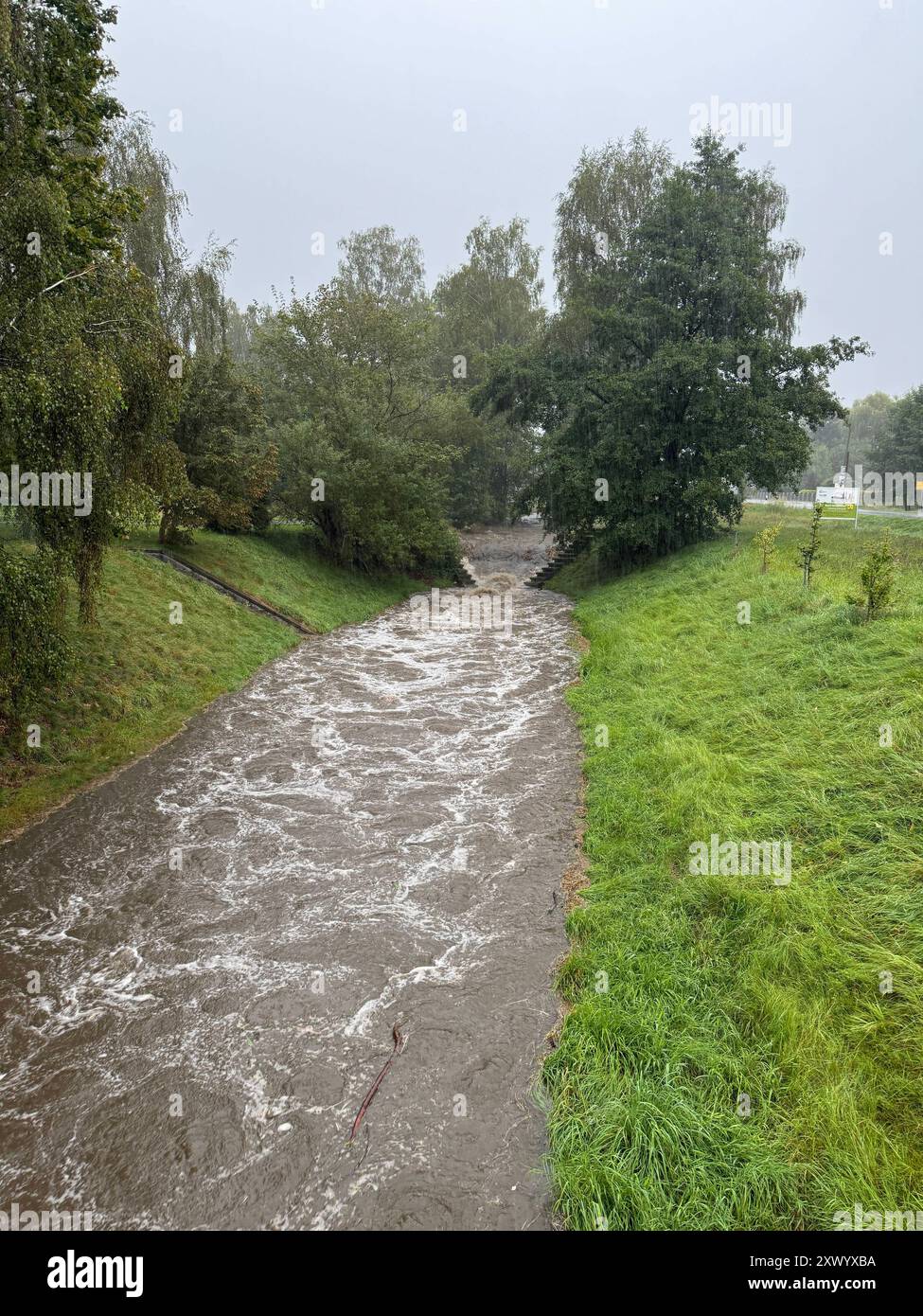 DATA DI REGISTRAZIONE NON INDICATA Ebersbach/sa. - Unwetter mit Starkregen 18.08.2024 Ebersbach/sa. Fotograf: LausitzNews.de Nachdem der Deutsche Wetterdienst für den heutigen Tag Unwetterwarnung herausgab, kam es in vielen Teilen der Oberlausitz zu mehreren starken Regenfällen. In der Ortslage bei Ebersbach/Neugersdorf waren mehrere Straßen überflutet da die Abwassersysteme nicht mit hinterherkamen die Wassermassen aufzunehmen. Auch ein Anstieg der Spree konnte man sehen. Die weiteren schweren Unwetter sind in dem Bereich von Ebersbach gegen 20 Uhr gemeldet. Ebersbach Sachsen Deutschland *** Ebersbach sa Foto Stock