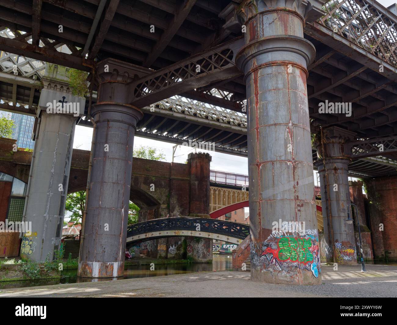 Castlefield Viaduct, una struttura vittoriana ora sito del National Trust con un'area giardino in cima da godere. Manchester, Inghilterra. 20 agosto 2024 Foto Stock