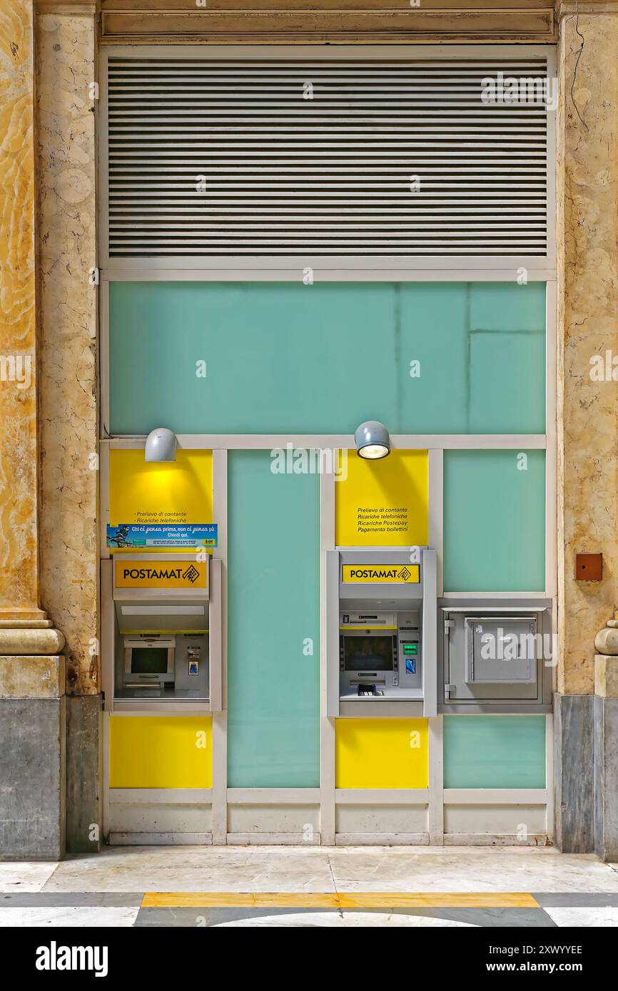 Napoli, Italia - 22 giugno 2014: Sportello Bancomat Postamat e Cassetta di sicurezza notturna presso l'ufficio postale italiano presso la galleria commerciale nel centro città. Foto Stock