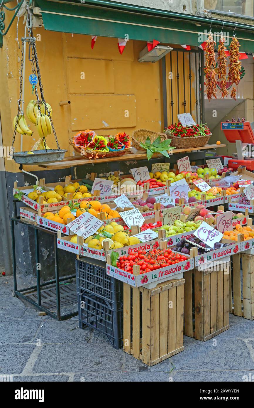 Sorrento, Italia - 26 giugno 2014: Frutta e verdura fresche in casse di legno al Corner Grocery Store in Town Summer Season. Foto Stock