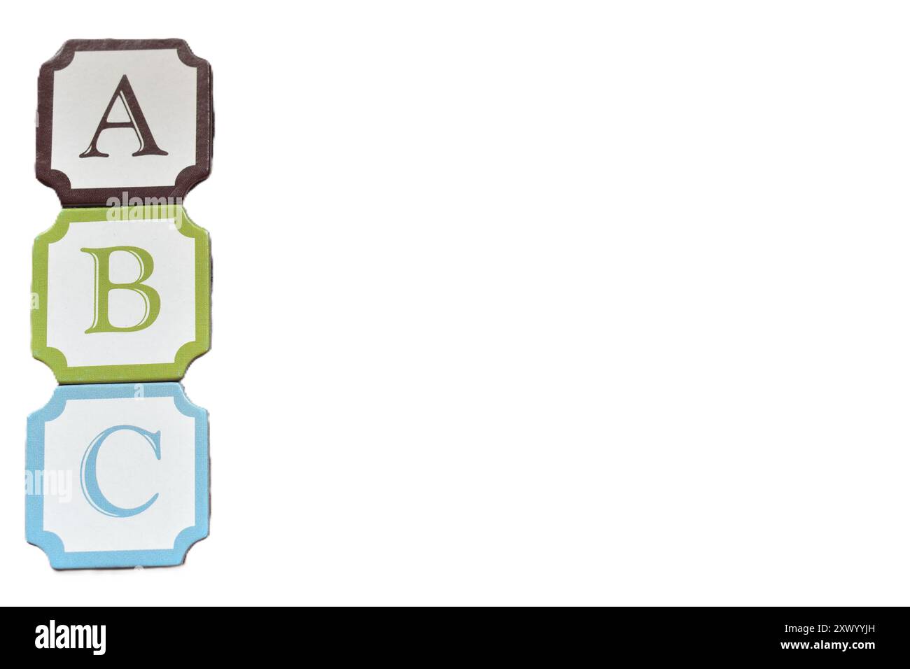 ABC isolato in lettere a blocchi multicolore, su sfondo bianco. Foto Stock