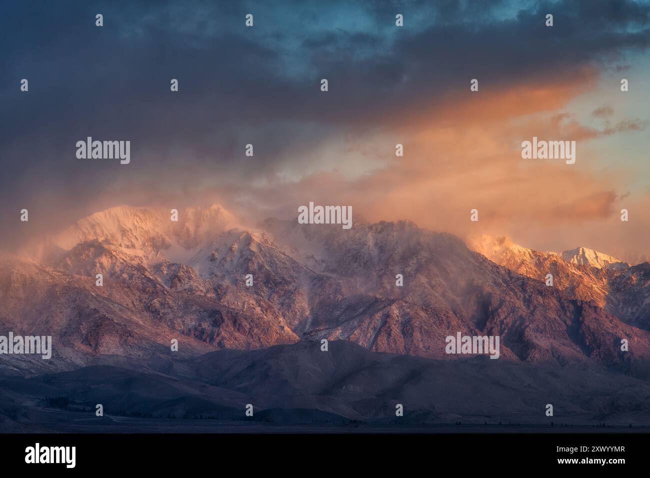 Il fronte della Sierra Orientale all'alba Foto Stock