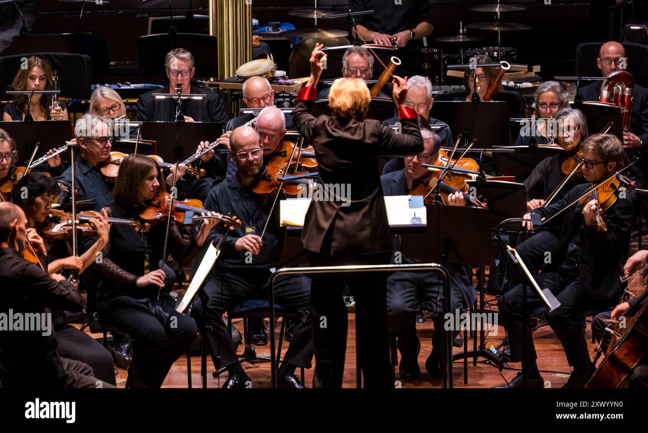 Usher Hall, Edimburgo, Scozia, Regno Unito, 21 agosto 2024. Festival internazionale di Edimburgo: Anteprima britannica di un'eleganza per le vittime dell'incendio della fabbrica Triangle Shirtwaist di New York del 1911. Il direttore Marin Alsop, la Philharmonia Orchestra e le voci femminili del National Youth Choir of Scotland eseguono Fire in My Mouth di Julia Wolfe. Ogni vittima è rappresentata da un membro del coro. Crediti: Sally Anderson/Alamy Live News Foto Stock