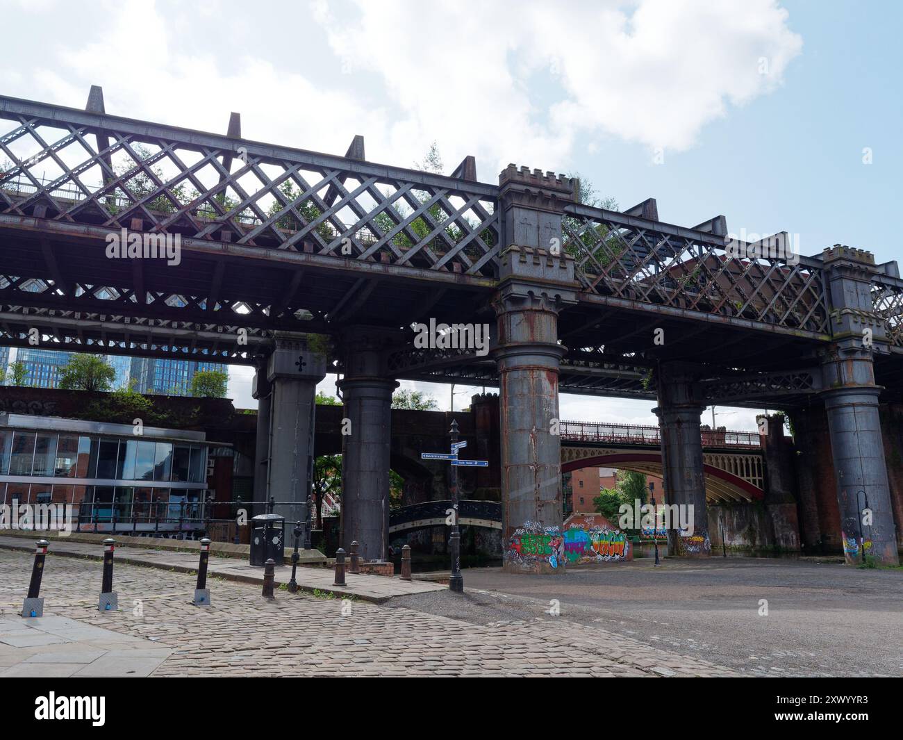 Castlefield Viaduct, una struttura vittoriana ora sito del National Trust con un'area giardino in cima da godere. Manchester, Inghilterra. 20 agosto 2024 Foto Stock