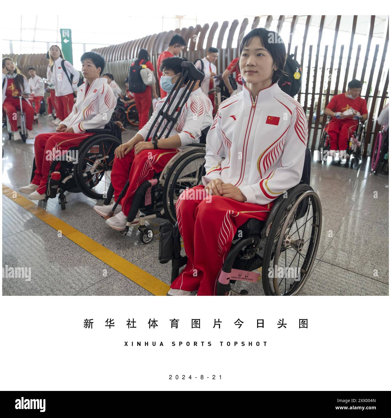 Pechino, Cina. 21 agosto 2024. I membri della squadra cinese di pallacanestro paralimpica su sedia a rotelle arrivano all'aeroporto internazionale di Pechino Capital a Pechino, capitale della Cina, 21 agosto 2024. La delegazione paralimpica cinese partì per Parigi per partecipare ai Giochi paralimpici del 2024. Crediti: CAI Yang/Xinhua/Alamy Live News Foto Stock