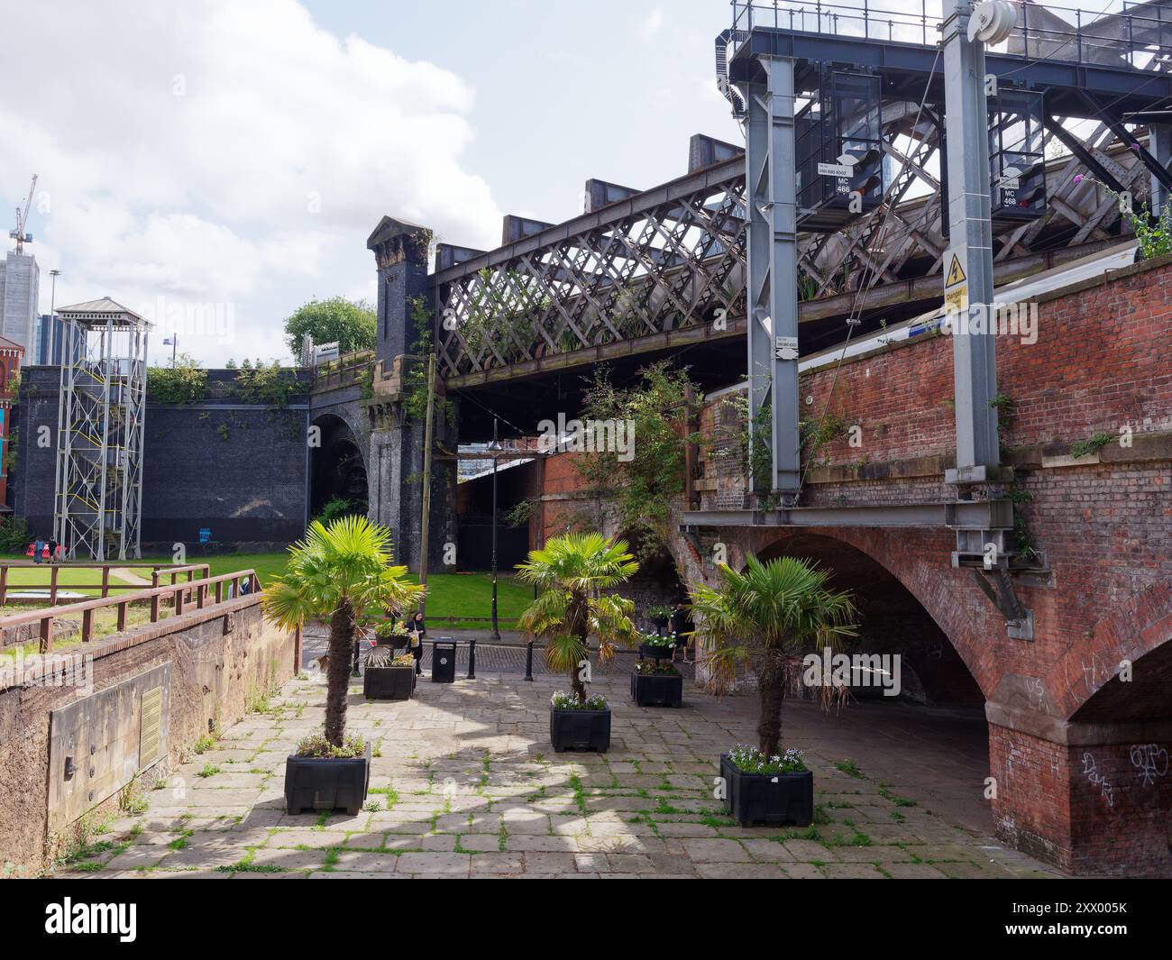 Castlefield Viaduct, una struttura vittoriana ora sito del National Trust con un'area giardino in cima da godere. Manchester, Inghilterra. 20 agosto 2024 Foto Stock
