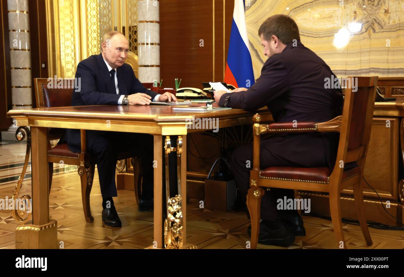 Grozny, Russia. 20 agosto 2024. Il presidente russo Vladimir Putin, a sinistra, tiene un incontro faccia a faccia con il leader ceceno Ramzan Kadyrov, a destra, 20 agosto 2024 a Grozny, Repubblica cecena, Russia. La visita a sorpresa di Putin è la sua prima nella regione dal 2011. Crediti: Vyacheslav Prokofyev/piscina del Cremlino/Alamy Live News Foto Stock
