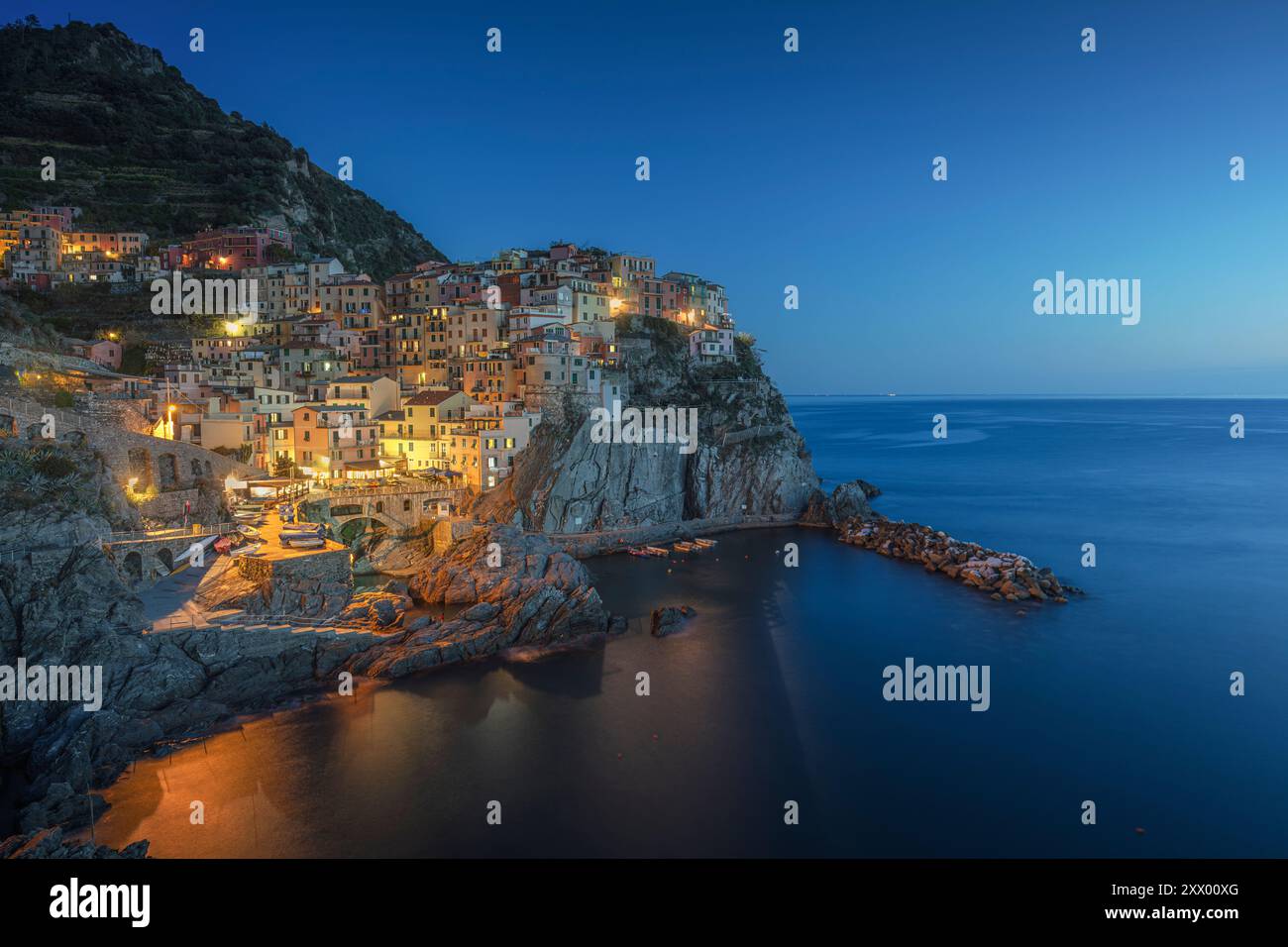 Ora blu sopra il bellissimo villaggio di pescatori di Manarola sulle rocce nel Parco Nazionale delle cinque Terre, regione Liguria, Italia, Europa. Foto Stock