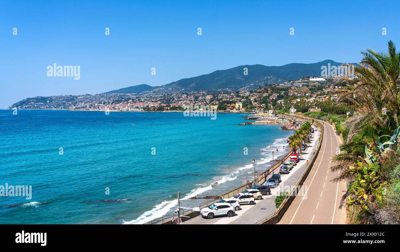 Vista panoramica della città di Sanremo e della pista ciclabile Riviera dei Fiori, Liguria, Italia Foto Stock