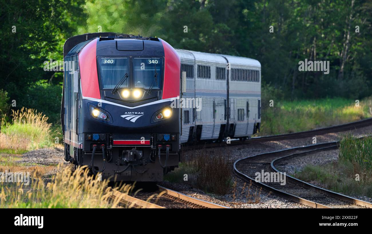 Everett, WA, USA - 15 agosto 2024; Amtrak Empire Builder si avvicina in curva con la nuova locomotiva ALC-42 Foto Stock
