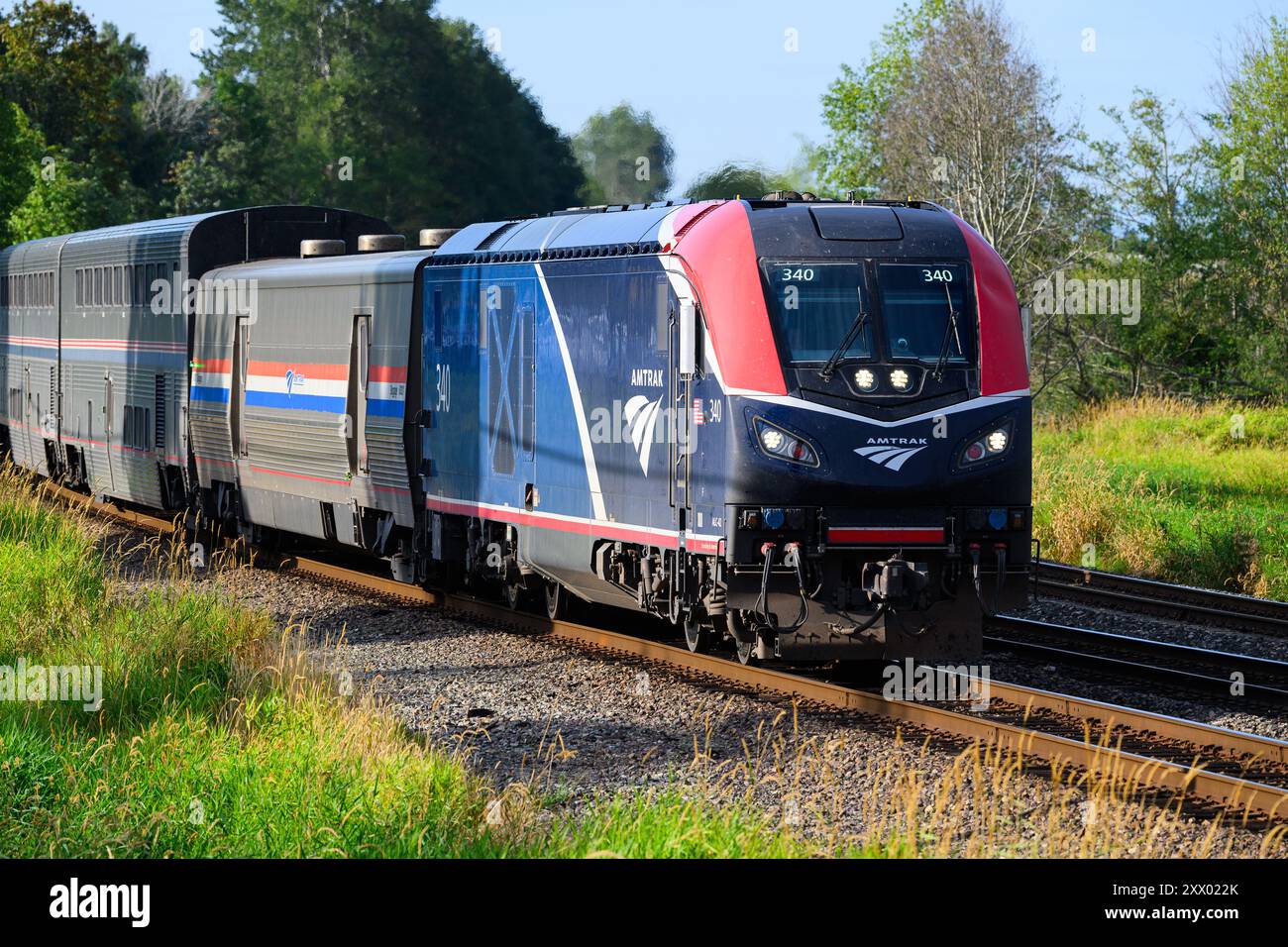 Everett, WA, USA - 15 agosto 2024; Amtrak Empire Builder in avvicinamento con la nuova locomotiva ALC-42 in servizio da Seattle a Chicago Foto Stock