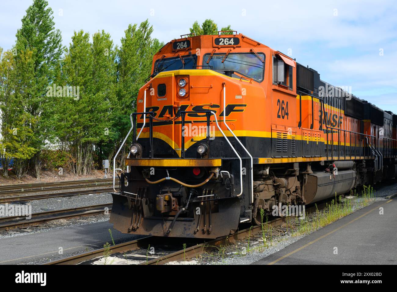 Seattle - 18 agosto 2024; locomotiva merci BNSF SD75M con logo e marchio Swoosh sul muso del treno Foto Stock