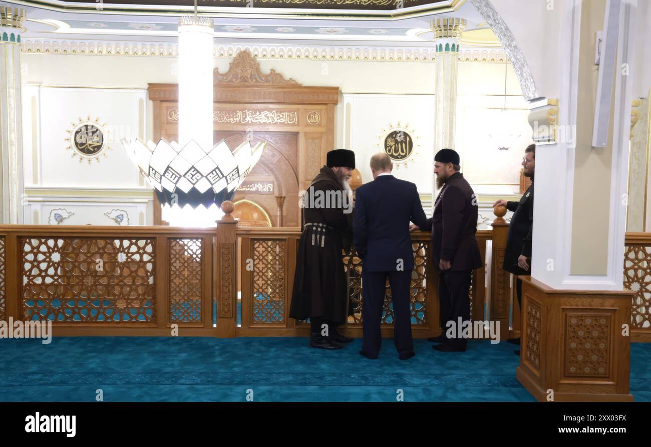 Grozny, Russia. 20 agosto 2024. Il presidente russo Vladimir Putin, al centro, ha una visita alla Moschea del profeta Isa di Mufti Salakh Mezhiyev, a sinistra, come il leader ceceno Ramzan Kadyrov, a destra, guarda il 20 agosto 2024 a Grozny, Repubblica cecena, Russia. La visita a sorpresa di Putin è la sua prima nella regione dal 2011. Crediti: Vyacheslav Prokofyev/piscina del Cremlino/Alamy Live News Foto Stock