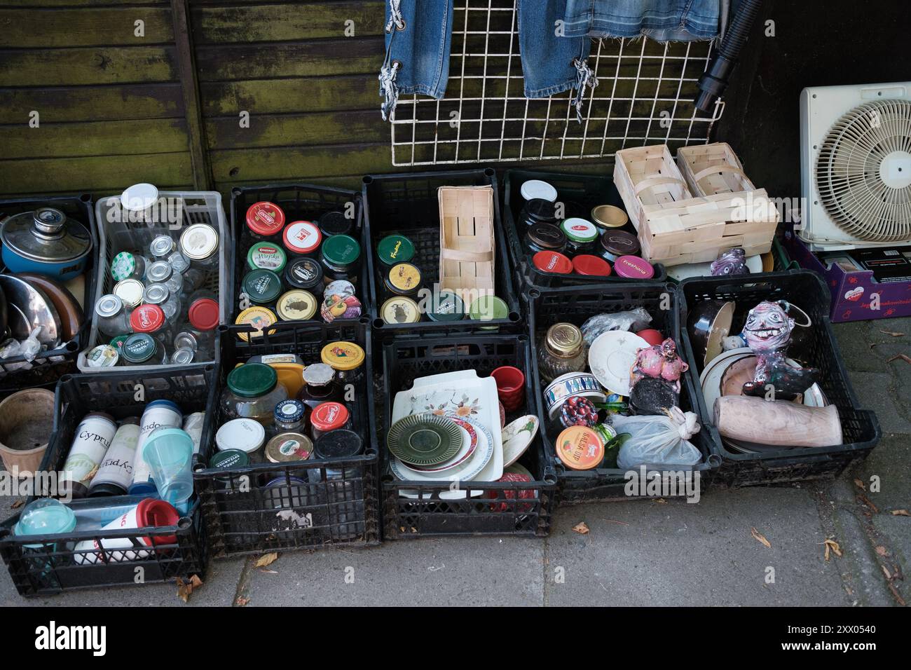 Madrid, Spagna. 21 agosto 2024. Bazar na Kole, con bancarelle antiche di tutti i tipi di dipinti usati, libri, fotografie, argenteria, elettrodomestici, vecchi giocattoli, vestiti usati e altri. A Varsavia, il 21 agosto 2024 Polonia Credit: SIPA USA/Alamy Live News Foto Stock