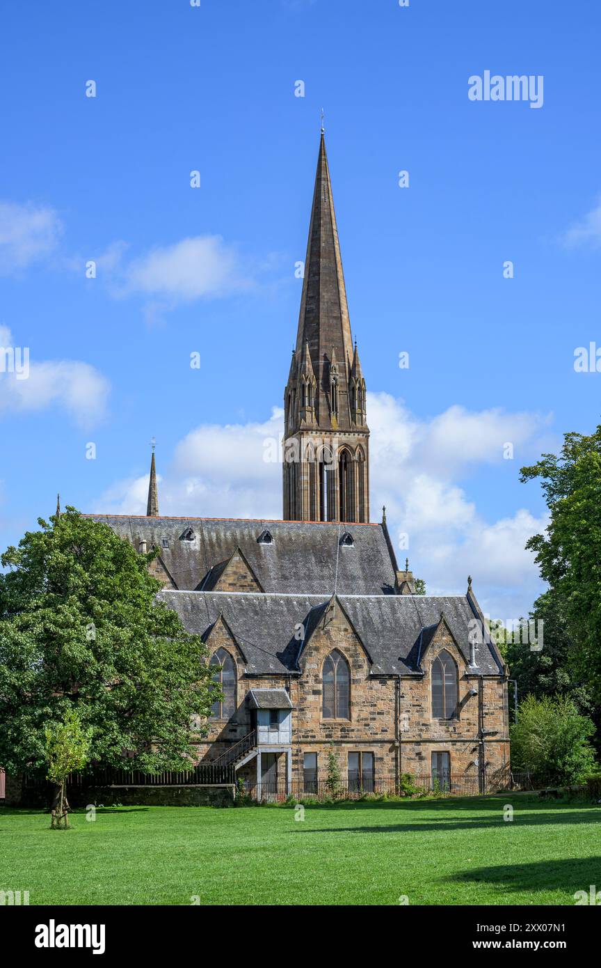 Queen's Park Baptist Church vista dal parco pubblico Queen's Park, Glasgow, Scozia, Regno Unito, Europa Foto Stock