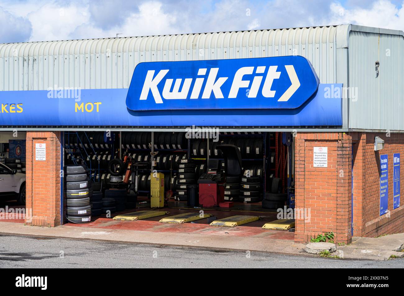 Garage Kwik Fit, Titwood Road. Glasgow, Scozia, Regno Unito, Europa Foto Stock