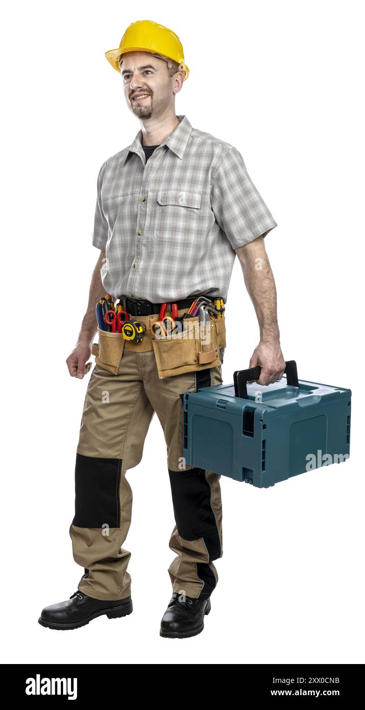 Il lavoratore sorridente tiene in mano una cassetta degli attrezzi indossando un casco di sicurezza. isolato Foto Stock