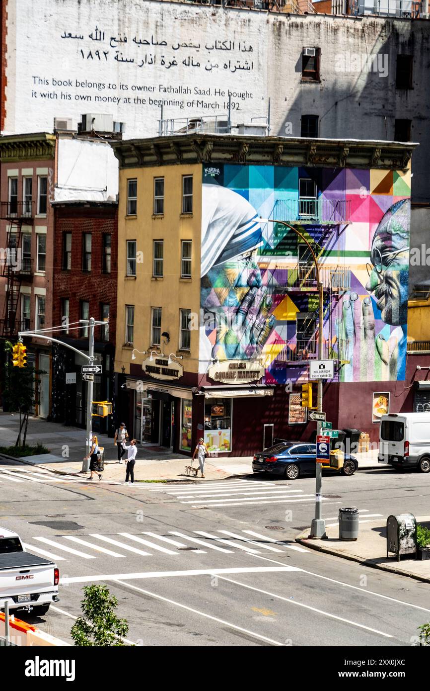 Angolo tra la 10th Avenue e la 18th St vista dalla High Line con dipinti di Eduardo Cobra di madre Teresa e Gandhi sul lato del mercato di Chelsea Square Foto Stock