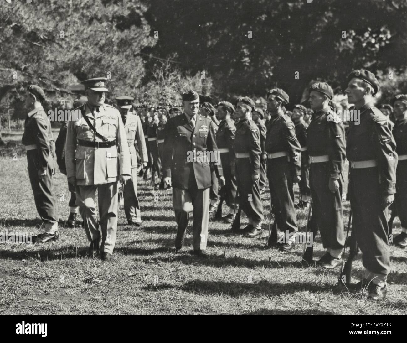 Seconda guerra mondiale Italia - il generale Sir Henry Maitland Wilson (a sinistra) Comandante Supremo alleato nel Mediterraneo, e il maggiore generale John K. Cannon, Comandante della 12th Air Force ispezionano un reggimento R.A.F. prima che il 12th Air Force Commanding General fosse investito dell'ordine del Cavaliere Comandante dell'Impero britannico (K.B.E.). Il generale Wilson ha fatto la presentazione. Ottobre 1944 Foto Stock