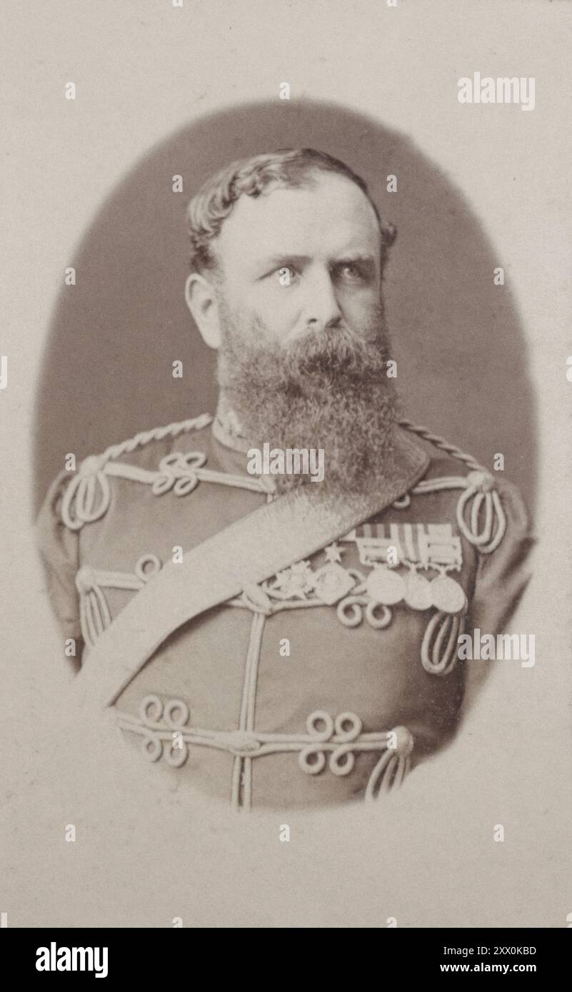Sir Peter Lumsden General Sir Peter Stark Lumsden GCB CSI DL (1829–1918) è stato un ufficiale militare britannico che prestò servizio in India. Nato a Belhelvie, Aberdeenshire, era il quarto figlio del colonnello Thomas Lumsden CB. Ha studiato presso il seminario militare di Addiscombe, prima di entrare ufficialmente in servizio militare come alfiere nel 60th Bengal Native Infantry nel 1847. Dal 1852 al 1857 prestò servizio sulla frontiera nord-occidentale, dove, tra le altre attività, partecipò alla soppressione della ribellione indiana del 1857 e alla cattura di Tantya Tope nel 1859. Foto Stock