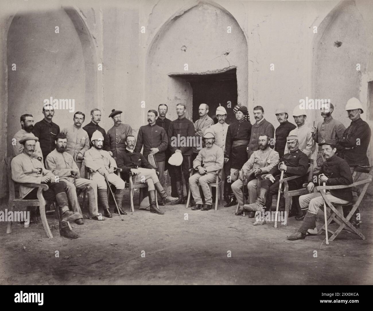 Foto d'epoca della seconda guerra anglo-afghana. Ufficiali medici britannici a Kandahar, 1881 (in effetti, ipotetici colleghi del Dr. Watson, amico e compagno di Sherlock Holmes) Foto Stock