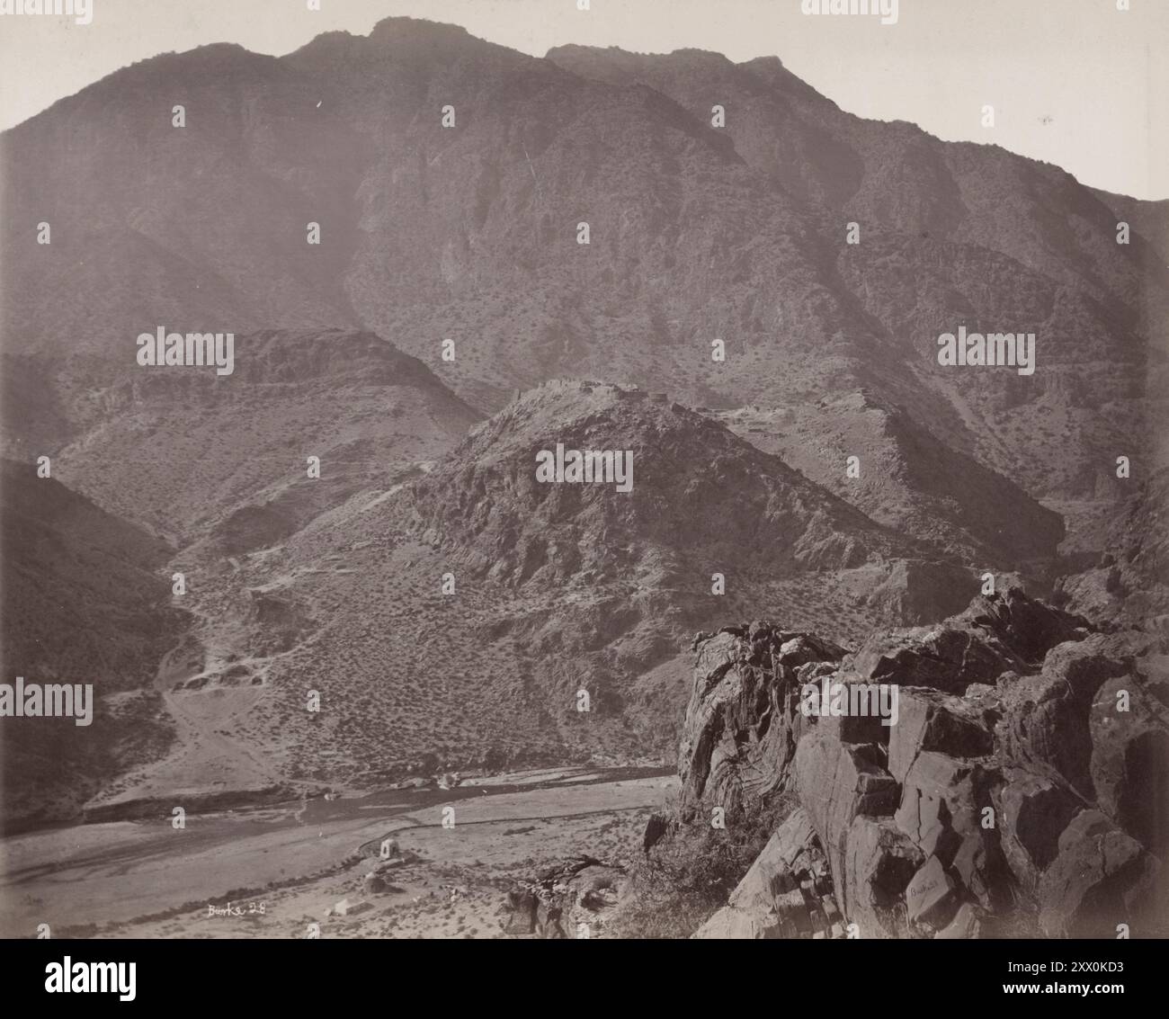Seconda guerra anglo-afghana. Foto d'epoca di Ali Masjid e dintorni. Afghanistan. 1878-1880 Ali Masjid è il punto più stretto del passo Khyber. Si trova nel distretto di Khyber Pakhtunkhwa, Pakistan. La larghezza del Khyber vicino ad Ali Masjid era troppo stretta perché due cammelli completamente carichi passassero l'un l'altro. Foto Stock