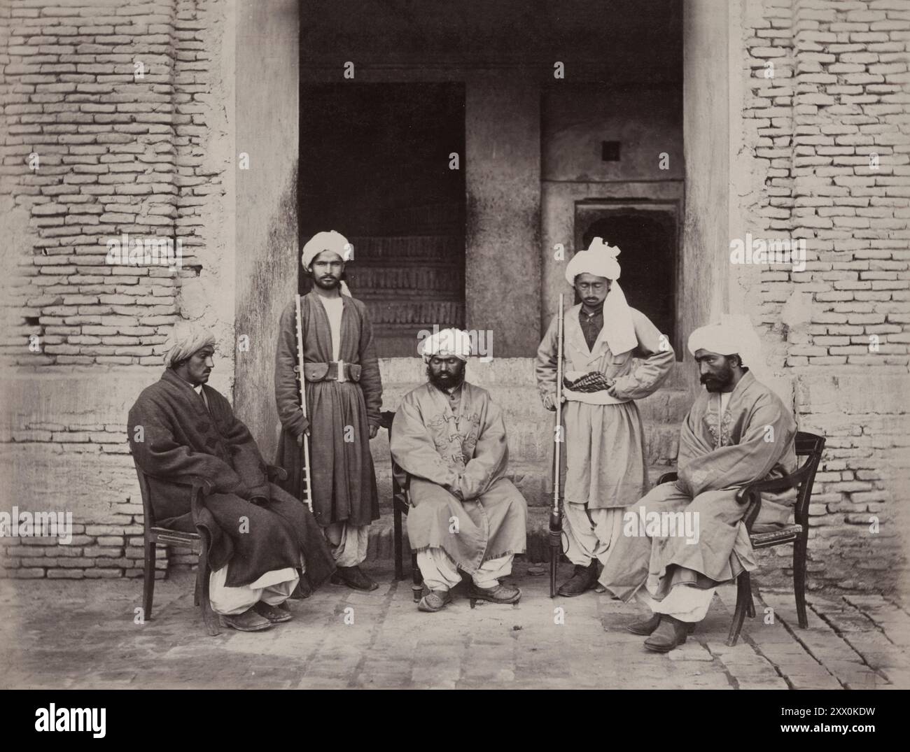 La vita in Afghanistan alla fine del XIX secolo. Foto d'epoca del gruppo di Timuris (Timuri Aimaq). Afghanistan. 1878-1880 i Timuri, o Taimuri, sono una sottotribù del popolo Aimaq dell'Afghanistan e dell'Iran, una delle principali tribù Aimaq, che includono anche Jamshidi, Aimaq Hazara, Firozkohi e Taymani. I Timuri hanno avuto origine nella provincia occidentale di Badghis. Parlano per lo più il dialetto Aimaq del persiano, ma alcuni membri della tribù nella provincia di Baghlan hanno adottato il pashto. Foto Stock